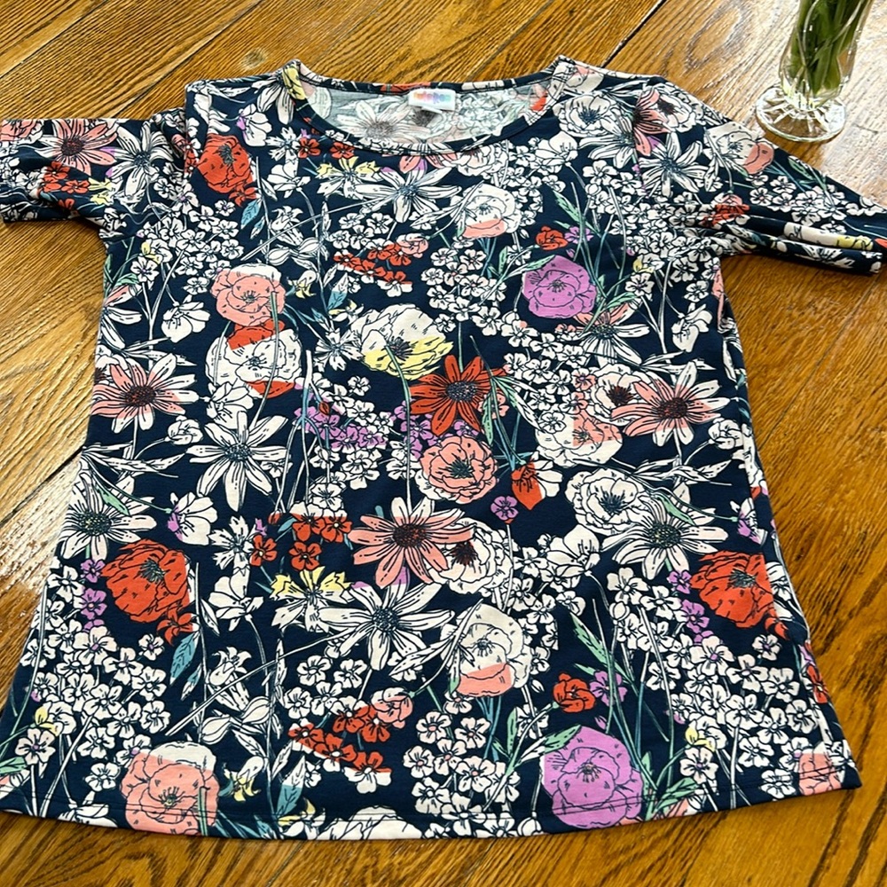 LulaRoe short sleeve top. Gigi style, size XL. Runs small. Floral print.